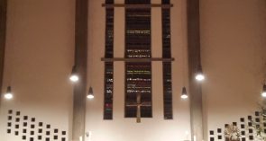 Maria Königin im Weihnachtsschmuck