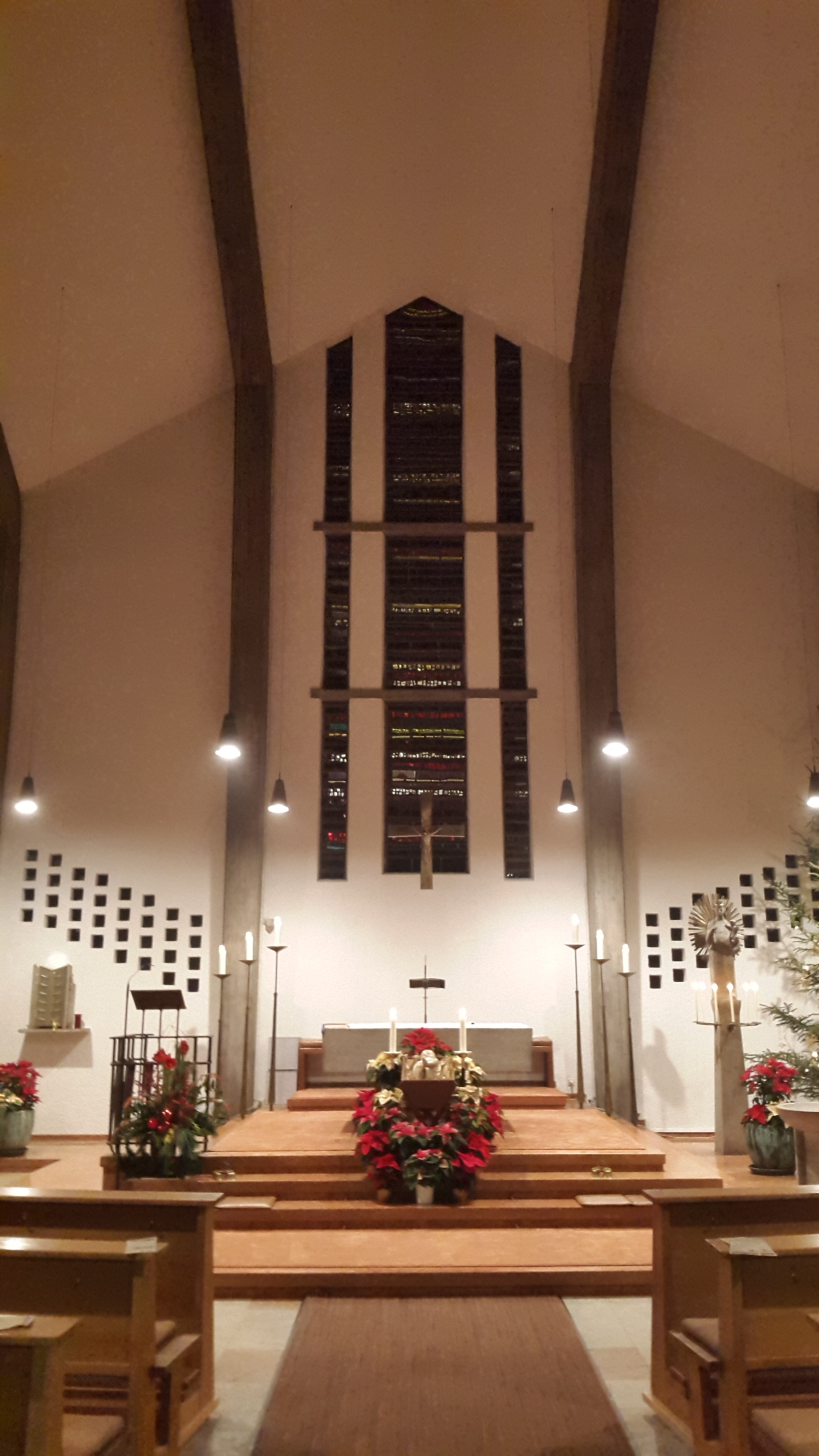 Maria Königin im Weihnachtsschmuck