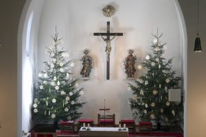 St. Peter und Paul Chorraum an Weihnachten quer
